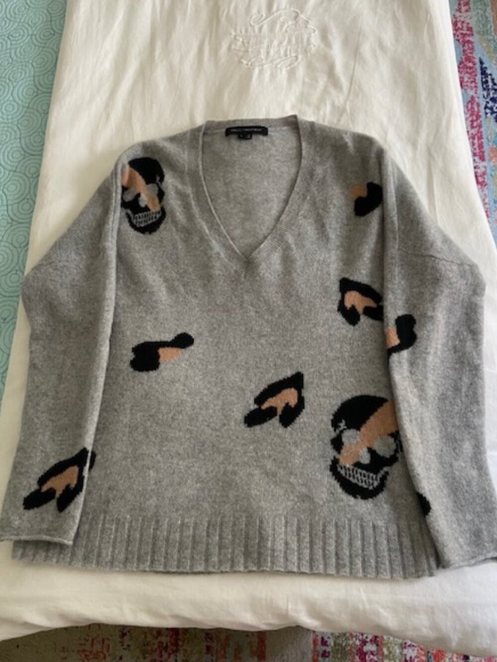 Skull Cashmere Heidi V-Neck Sweater in Size S